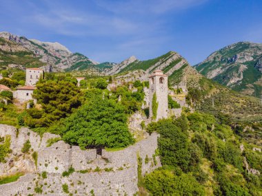 Eski şehir Sunny, Karadağ 'ın Bar kenti yakınlarındaki Stari Bar kasabasındaki harabelerin manzarası. Drone görünümü.