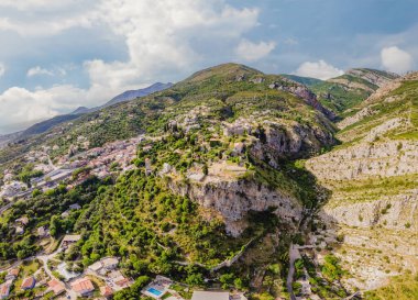 Eski şehir Sunny, Karadağ 'ın Bar kenti yakınlarındaki Stari Bar kasabasındaki harabelerin manzarası. Drone görünümü.
