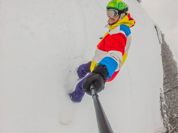 Skier Σκι Κατάβαση Κατά Διάρκεια Συννεφιασμένη Ημέρα Ψηλά Βουνά — Φωτογραφία Αρχείου