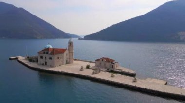 Hava videosu. Kotor Körfezi 'ndeki insan yapımı adada bulunan Kayalıklar Leydisi' nin tapınağı. Karadağ 'a seyahat. Yavaş çekim.