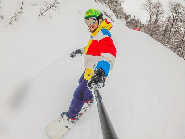 Esquiador Esquiando Cuesta Abajo Durante Día Nublado Las Altas Montañas —  Fotos de Stock