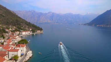 Hava videosu. Perast şehrinin manzarası. Şehrin merkezinde Saint Nikolas kilisesinin çan kulesi bulunmaktadır. Karadağ 'a Seyahat.