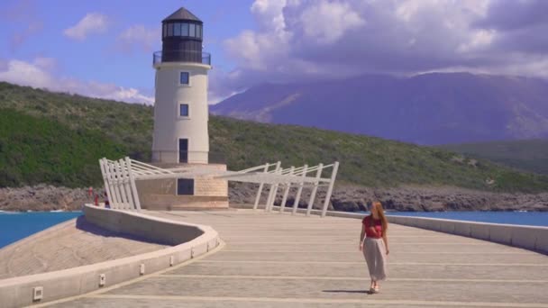 Una Joven Está Caminando Por Muelle Del Puerto Deportivo Bahía — Vídeos de Stock