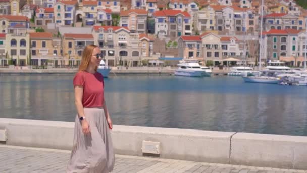 Mladá Žena Prochází Molu Přístavu Lustica Bay Cestování Černé Hory — Stock video