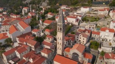 Hava videosu. Perast şehrinin manzarası. Şehrin merkezinde Saint Nikolas kilisesinin çan kulesi bulunmaktadır. Karadağ 'a Seyahat.