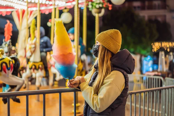 Ung Kvinna Som Håller Bomull Godis Och Ler Julmarknad Bär — Stockfoto