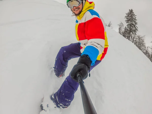 Sciatore Sciare Discesa Durante Giornata Nuvolosa Alta Montagna — Foto Stock