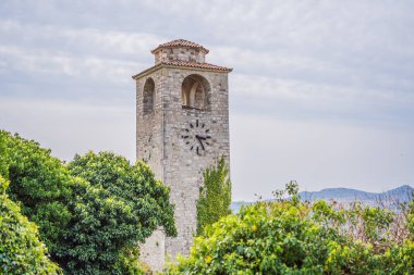 Eski şehir. Karadağ 'ın Bar kenti yakınlarındaki Stari Bar kasabasındaki harabelerin güneşli manzarası.