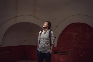 Eski kasaba barında Antik Türk hamamında turist.