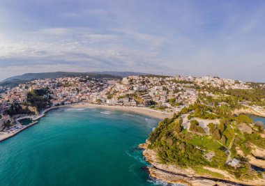 Karadağ 'ın Ulcinj kasabasının manzarası harika. Ulcinj Sahat Kulla Saat Kulesi. Lami Camii. Ulcinj, Karadağ 'ın güney Adriyatik kıyısında yazın popüler bir turizm beldesi. Ulqin.
