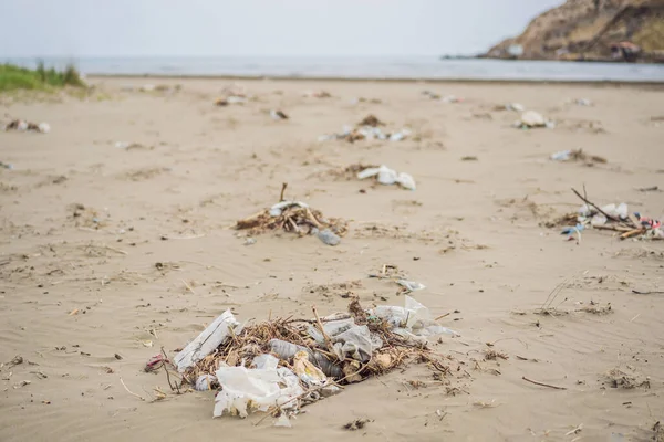Пролил Мусор Пляж Пустые Использованные Грязные Пластиковые Бутылки Загрязнение Окружающей — стоковое фото