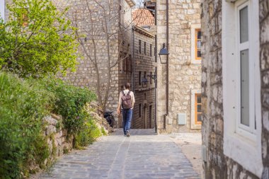 Karadağ 'ın Ulcinj kasabasındaki adam. Ulcinj Sahat Kulla Saat Kulesi. Lami Camii. Ulcinj, Karadağ 'ın güney Adriyatik kıyısında yazın popüler bir turizm beldesi. Ulqin.
