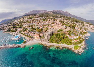 Herceg Novi şehir, marina ve Venedik Forte Mare, Boka Kotorska bay Adriyatik Denizi, Karadağ hava görünümünü.