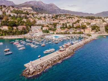 Herceg Novi şehir, marina ve Venedik Forte Mare, Boka Kotorska bay Adriyatik Denizi, Karadağ hava görünümünü.