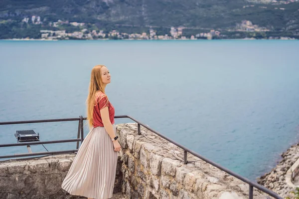 Herceg Novi老城的女游客 Herceg Novi的历史和旅游中心 — 图库照片