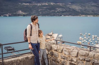 Baba ve oğul turistler Herceg Novi 'nin eski kasabasında. Herceg Novi 'nin tarihi ve turistik merkezi. Karadağ.