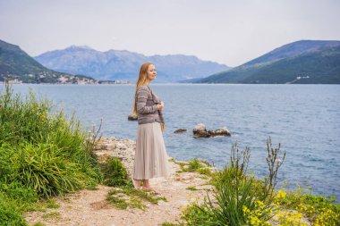 Herceg Novi 'deki kadın turist. Herceg Novi 'nin tarihi ve turistik merkezi. Karadağ.