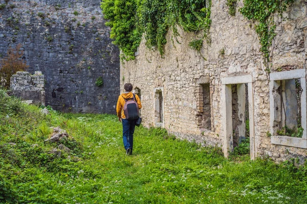 Homem Ruínas Edifícios Pedra Antiga Fortaleza Spanjola Herceg Novi Montenegro — Fotografia de Stock