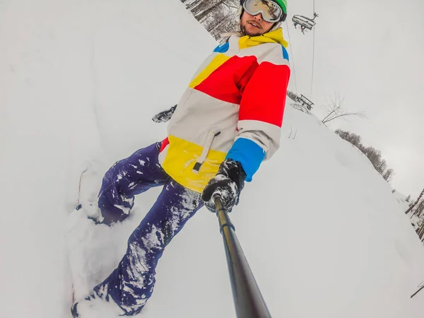 Skier Σκι Κατάβαση Κατά Διάρκεια Συννεφιασμένη Ημέρα Ψηλά Βουνά — Φωτογραφία Αρχείου