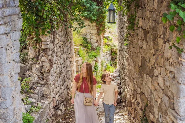 Mãe Filho Turistas Caminha Através Cidade Velha Bar Montenegro Passeios — Fotografia de Stock