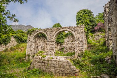 Eski şehir. Karadağ 'ın Bar kenti yakınlarındaki Stari Bar kasabasındaki harabelerin güneşli manzarası.