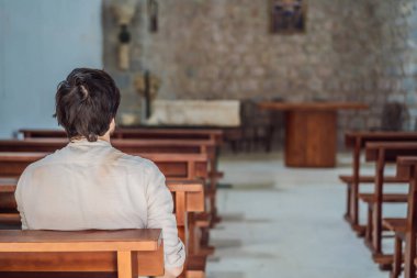 Kirk 'te oturan Hristiyan adam. İnanç, dini eğitim, modern kilise.