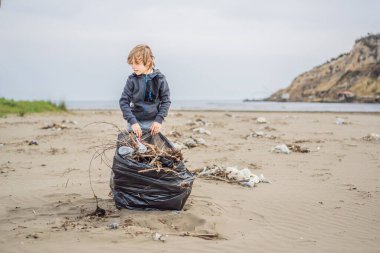 Plastikten plajı temizleyen gönüllüler. Çocuklar plajda yürüyor, plastik şişeleri topluyor çöpleri geri dönüşüm için plastik torbaya koyuyorlar..