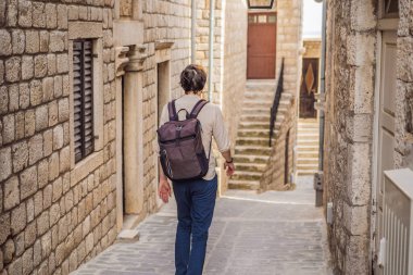 Karadağ 'ın Ulcinj kasabasındaki adam. Ulcinj Sahat Kulla Saat Kulesi. Lami Camii. Ulcinj, Karadağ 'ın güney Adriyatik kıyısında yazın popüler bir turizm beldesi. Ulqin.