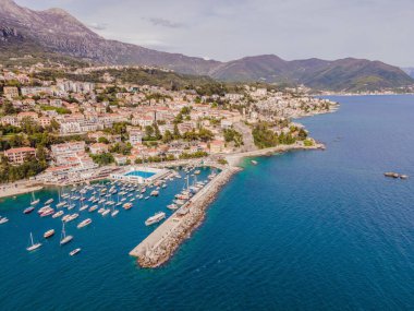 Herceg Novi şehir, marina ve Venedik Forte Mare, Boka Kotorska bay Adriyatik Denizi, Karadağ hava görünümünü.