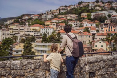 Baba ve oğul turistler Herceg Novi 'nin eski kasabasında. Herceg Novi 'nin tarihi ve turistik merkezi. Karadağ.
