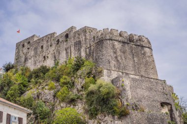 Herceg Novi eski bir kasaba. Herceg Novi 'nin tarihi ve turistik merkezi. Karadağ.