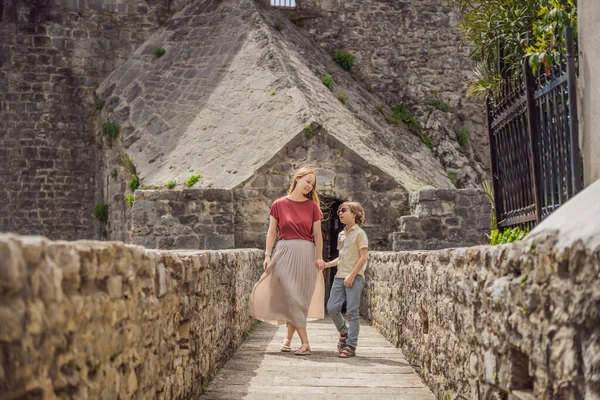 Anne ve oğul turistler Herceg Novi 'nin eski kasabasında. Herceg Novi 'nin tarihi ve turistik merkezi. Karadağ.