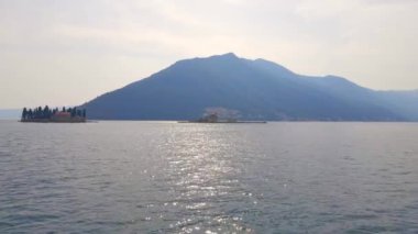 Hava videosu. Kotor Körfezi 'ndeki insan yapımı adada bulunan Kayalıklar Leydisi' nin tapınağı. Karadağ 'a seyahat. Yavaş çekim.