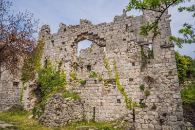 Eski şehir. Karadağ 'ın Bar kenti yakınlarındaki Stari Bar kasabasındaki harabelerin güneşli manzarası.