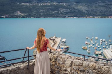 Herceg Novi 'deki kadın turist. Herceg Novi 'nin tarihi ve turistik merkezi. Karadağ.