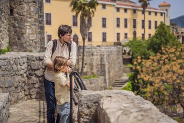 Baba ve oğul turistler Herceg Novi 'nin eski kasabasında. Herceg Novi 'nin tarihi ve turistik merkezi. Karadağ.