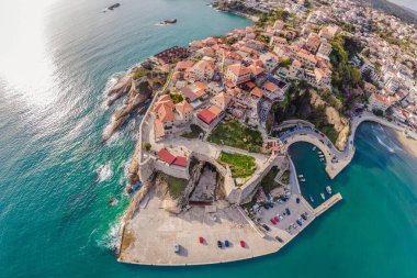 Karadağ 'ın Ulcinj kasabasının manzarası harika. Ulcinj Sahat Kulla Saat Kulesi. Lami Camii. Ulcinj, Karadağ 'ın güney Adriyatik kıyısında yazın popüler bir turizm beldesi. Ulqin.