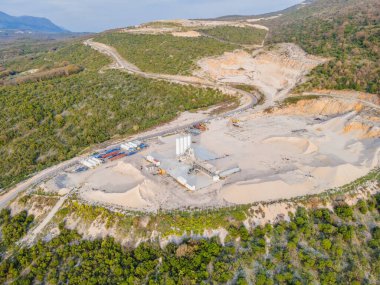 Rüzgâr türbinleri güzel güneşli yaz mevsiminde, sonbahar mevsiminde, dağ sapında. Eolic Park 'ta virajlı bir yol var. Yeşil ekolojik enerji üretimi. Rüzgar tarlası eko alanı.