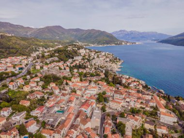 Herceg Novi şehir, marina ve Venedik Forte Mare, Boka Kotorska bay Adriyatik Denizi, Karadağ hava görünümünü.