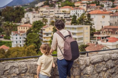 Baba ve oğul turistler Herceg Novi 'nin eski kasabasında. Herceg Novi 'nin tarihi ve turistik merkezi. Karadağ.
