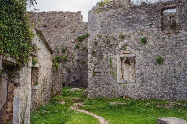 Herceg Novi Karadağ 'daki eski SPANJOLA kalesinin harabeleri ve taş binaları.