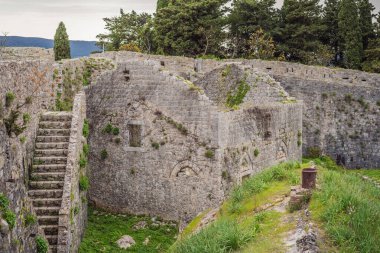 Herceg Novi Karadağ 'daki eski SPANJOLA kalesinin harabeleri ve taş binaları.