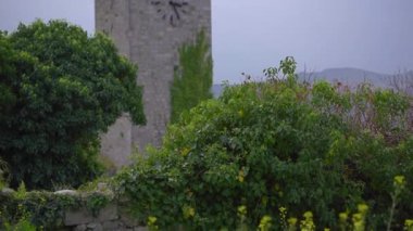 Barın eski şehrinin veya Stari Grad 'ın kalıntılarındaki bir saat kulesinin el kamerası görüntüsü. Baro şehrine yakın eski bir yerleşim yeri yok edildi. Karadağ 'ın tatil beldeleri.
