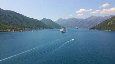 Hava videosu. Büyük bir gemi Boka Kotor Körfezi 'nden geçiyor. Karadağ 'da yaz. Yavaş çekim..