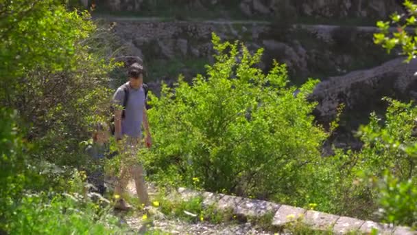 Mladý Muž Jeho Syn Vystoupili Vrchol Hradu Nad Městem Kotor — Stock video