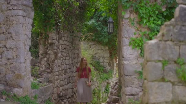 若い女性がバー旧市街やスタリ グラッドの遺跡を訪れています バーの街に近い破壊された古代の集落 モンテネグロの旅行先 手持ち撮影 — ストック動画
