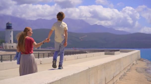 Una Joven Está Caminando Con Hijo Muelle Del Puerto Deportivo — Vídeo de stock