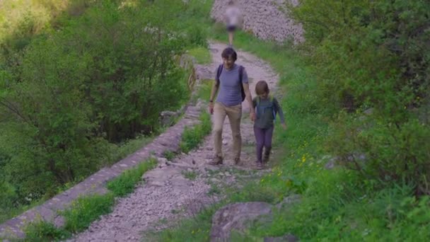Молодой Человек Сын Поднимаются Вершину Замка Над Городом Котор Черногории — стоковое видео