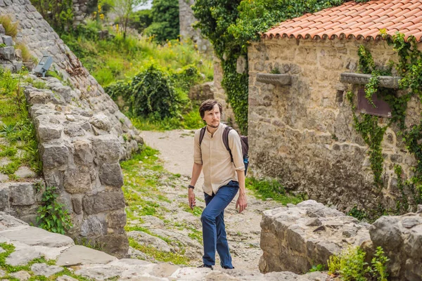 人の観光客はモンテネグロの旧市街を歩く 幸せな観光客が山の中を歩く バルカンのモンテネグロ バーの街の郊外 美しい自然と風景 — ストック写真