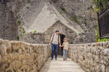 Baba ve oğul turistler Herceg Novi 'nin eski kasabasında. Herceg Novi 'nin tarihi ve turistik merkezi. Karadağ.